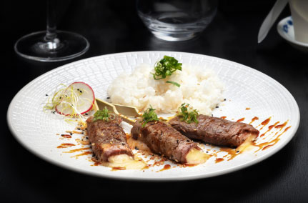 3 brochettes boeuf fromage dans une assiette