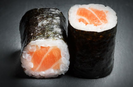 Deux hoso maki saumon sur une plaque en ardoise