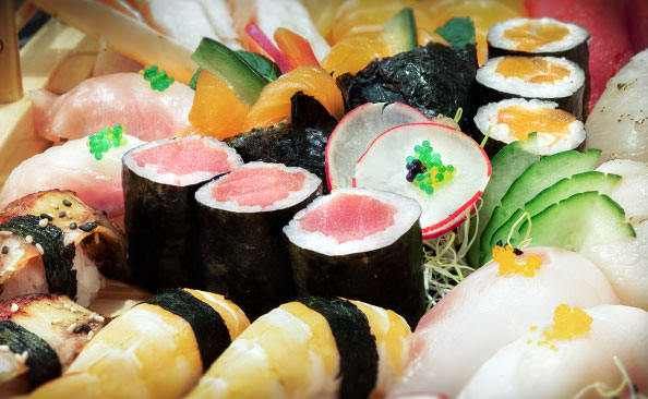 détail en gros plan de divers suhsis et poissons