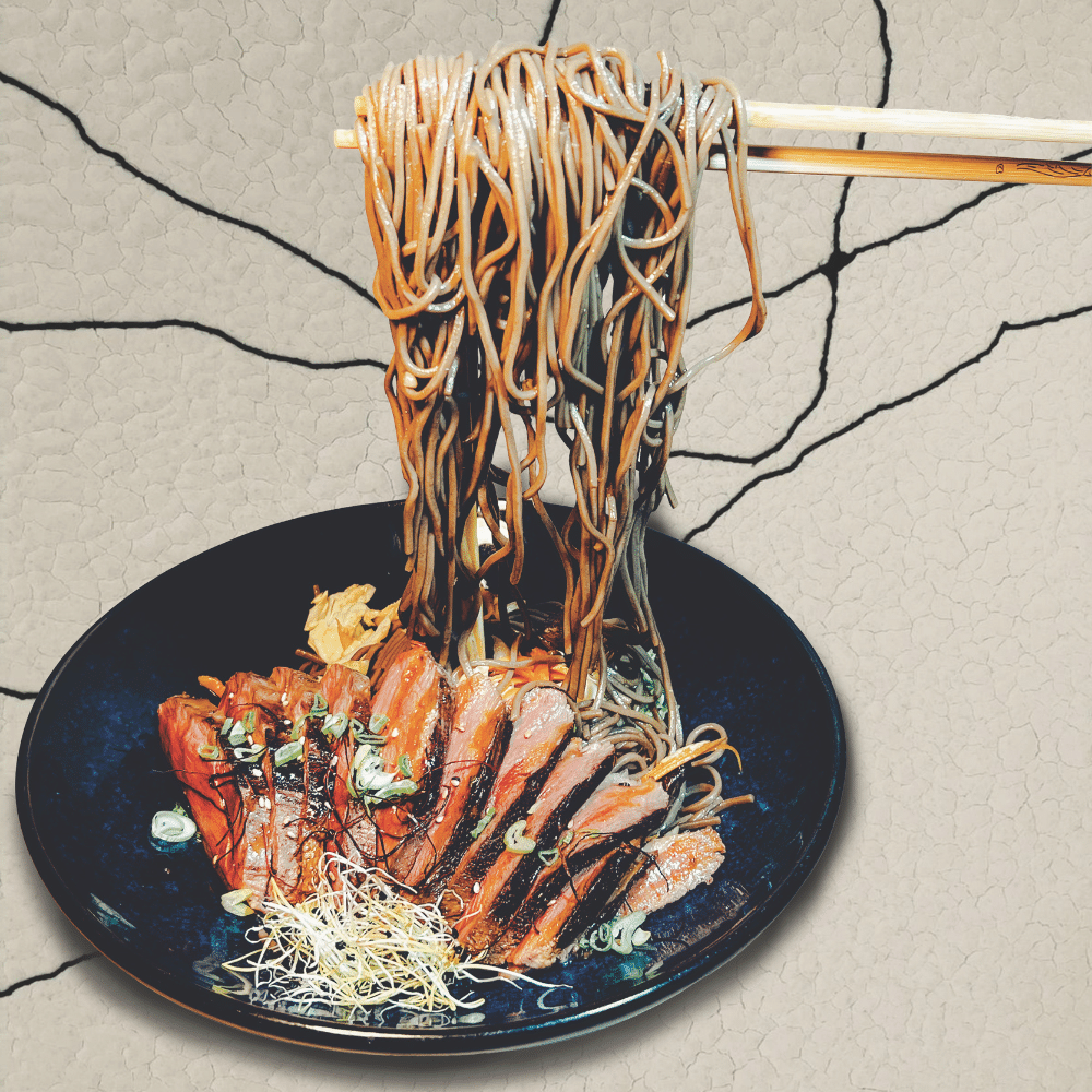 Nouilles de sarrasin accompagnées de tranches de viande grillée, servies avec des légumes frais et une touche de sauce savoureuse