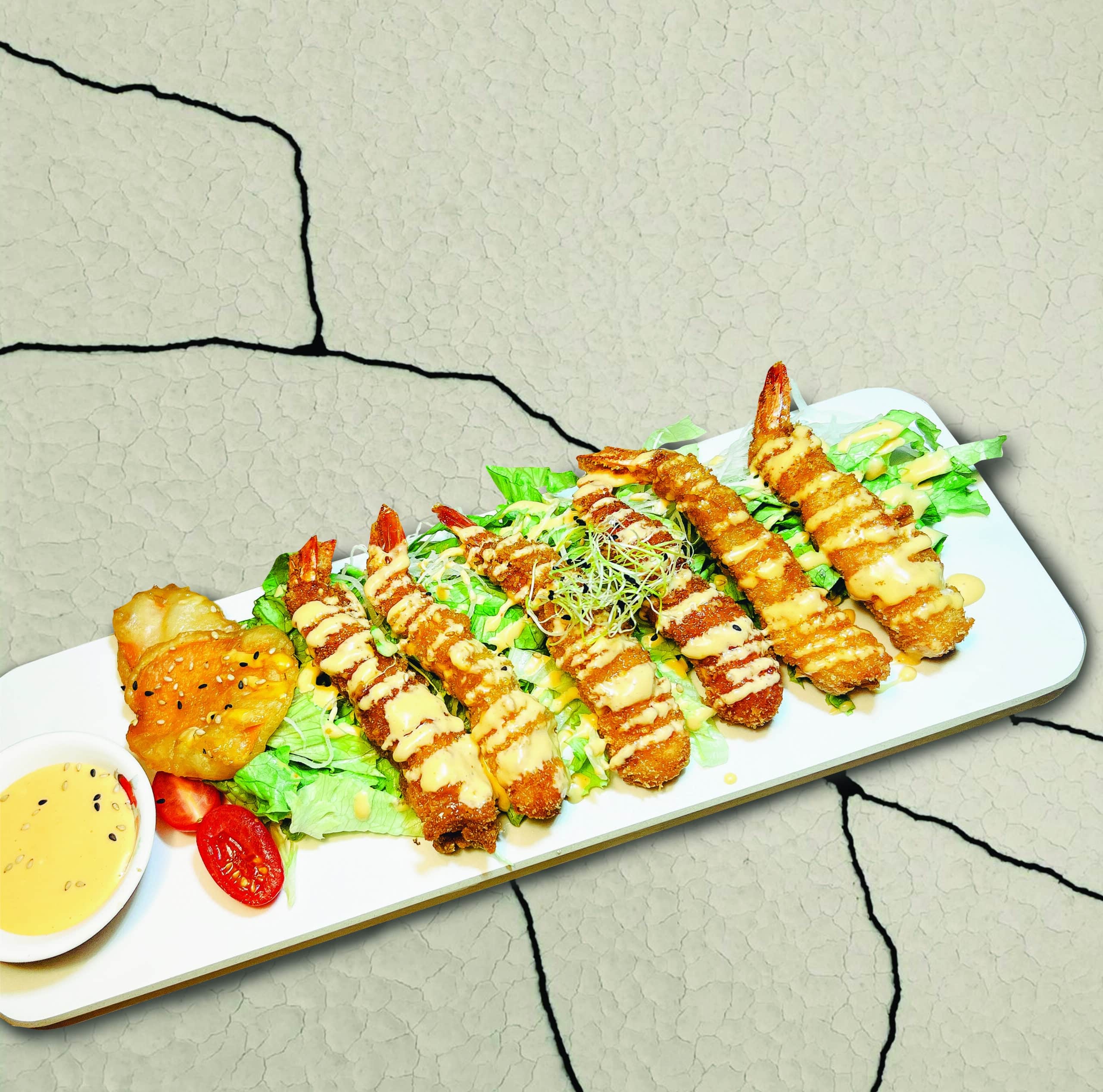 Brochette de crevettes grillées, accompagnée d'une sauce savoureuse et de légumes frais